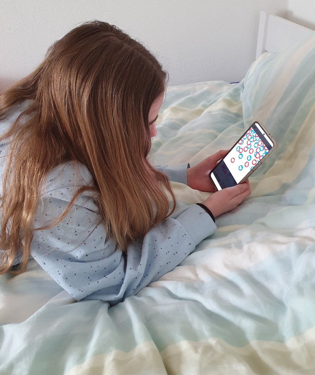 Bild 1: Schlechte Gewohnheit: Der erste Griff nach dem Aufwachen geht zum Smartphone um die Likes zu checken, auch wenn man dadurch zu spät zur Schule kommt. 