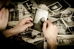 Gerade wenn wir niedergeschlagen sind, helfen nostalgische Erinnerungen. Bild von jarmoluk via Pixabay (https://pixabay.com/en/photo-photographer-old-photos-256887/), CCO (https://creativecommons.org/publicdomain/zero/1.0/deed.de)