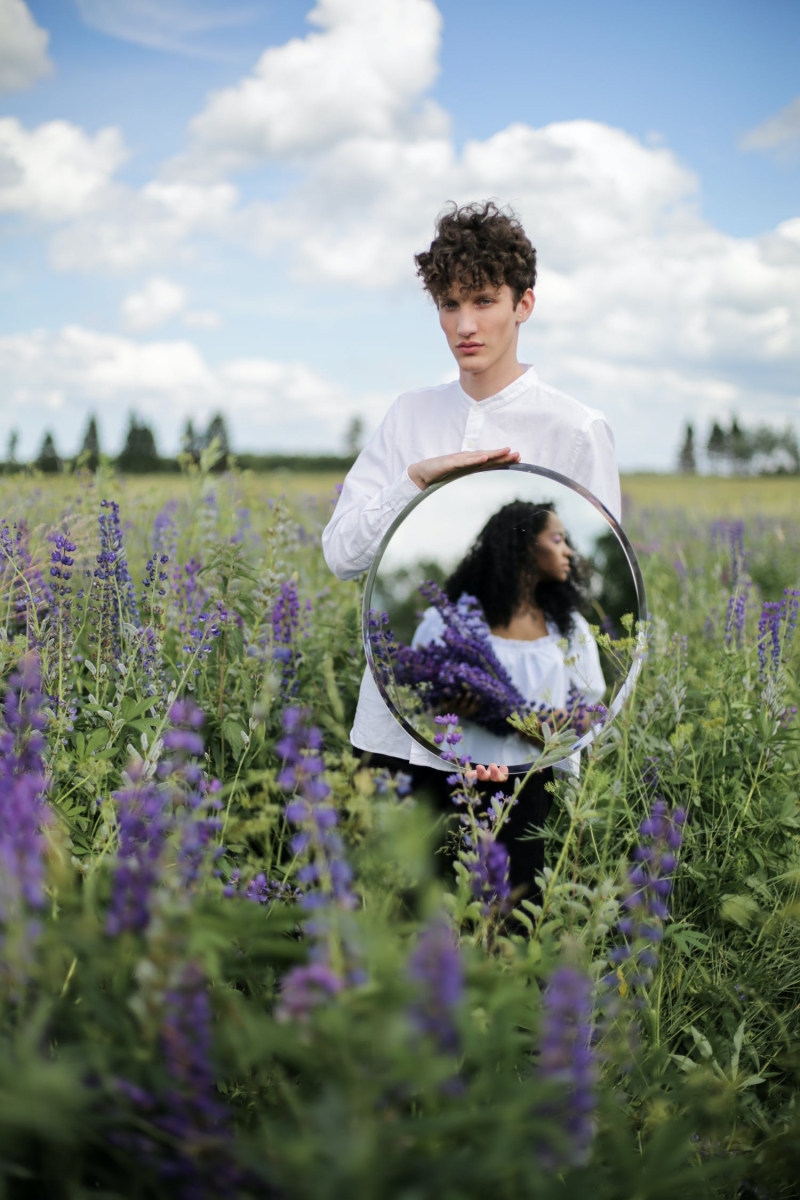 Bild 1: Können Andere uns dabei helfen, uns selbst klarer zu sehen? Bild 1: Können Andere uns dabei helfen, uns selbst klarer zu sehen?