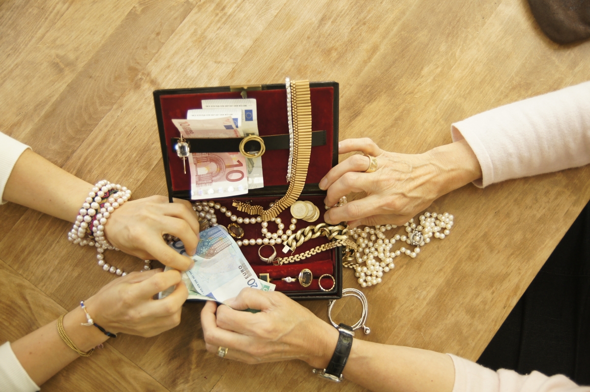 Streit um Inhalt einer Schmuckschatulle