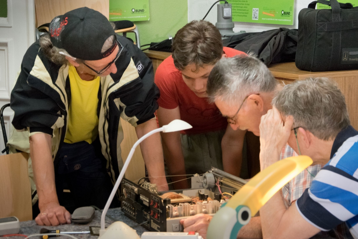 Durch Reparatur können Gebrauchsgegenstände länger genutzt werden.