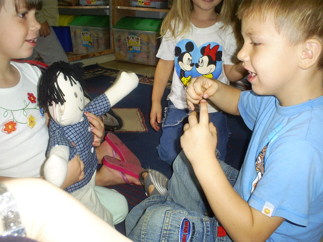 Bild 2: Kinder erfinden Gebärdensprache für gehörlose Puppe.