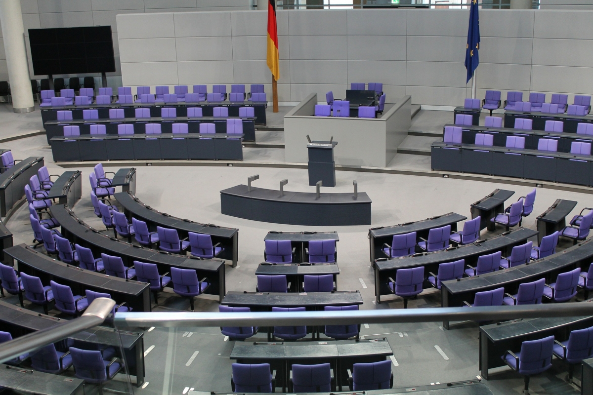 Warum werden eigentlich in der Politik wichtige Entscheidungen in zunehmendem Maße von Gruppen getroffen? Bild: clareich via pixabay (https://pixabay.com/de/photos/bundestag-regierung-politik-369049/, CC: https://pixabay.com/service/license/)
